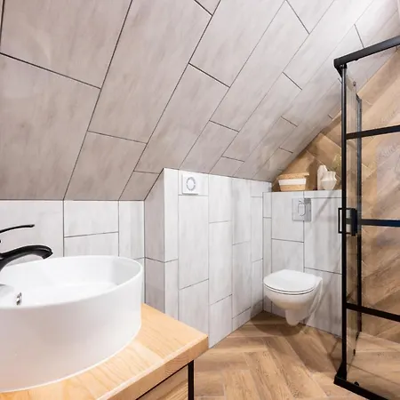 Goscinne Maryniarczyk *